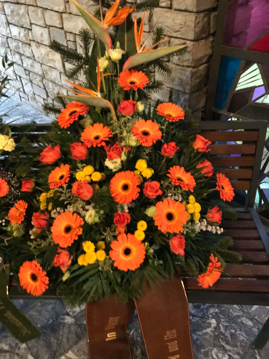 Gesteck mit orangen Blumen