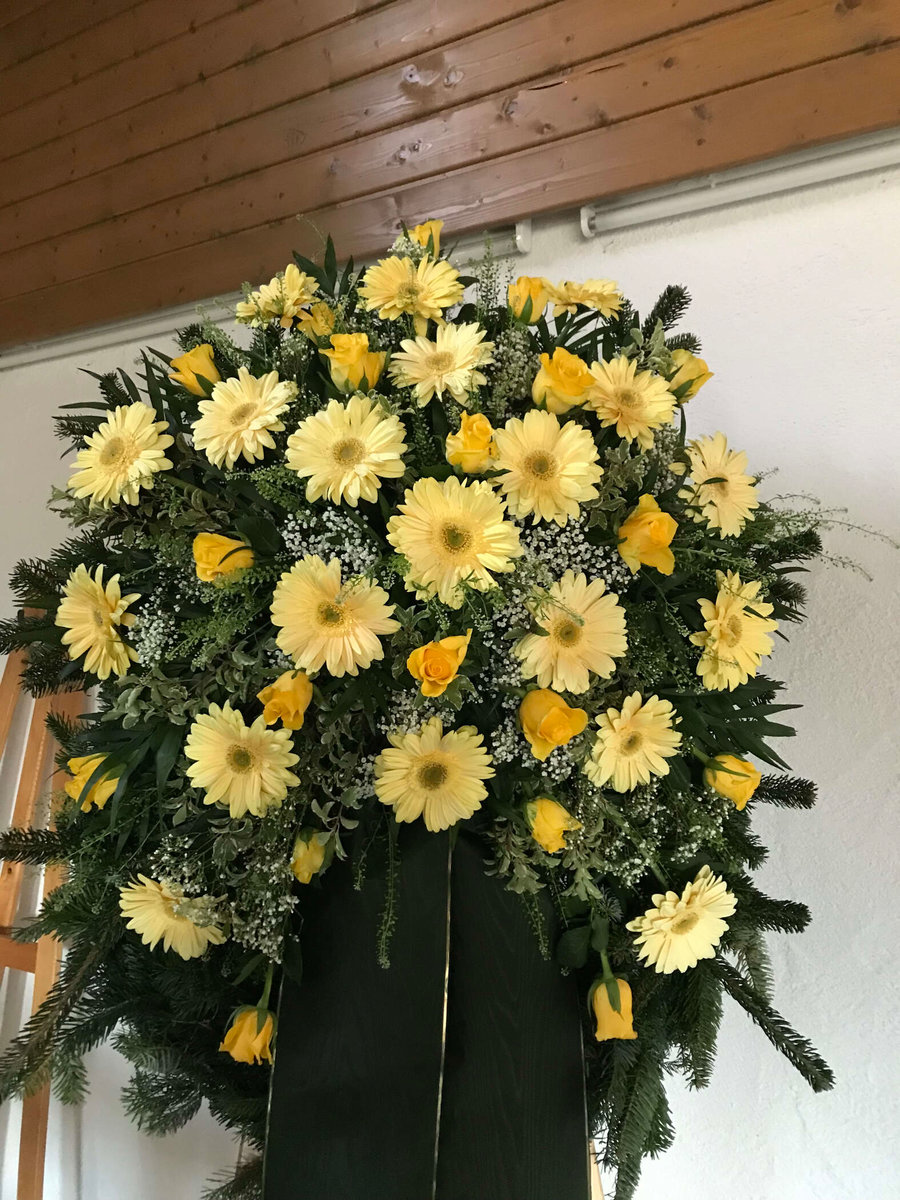 Gesteck mit gelben Blumen