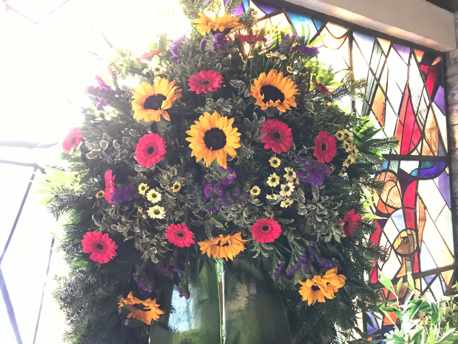 Blumenarrangement mit Sonnenblumen